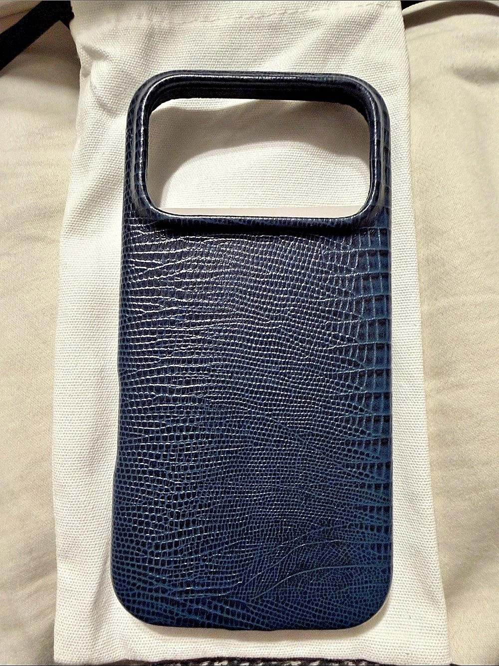 Inserif MagSafe leather iPhone 17 pro case